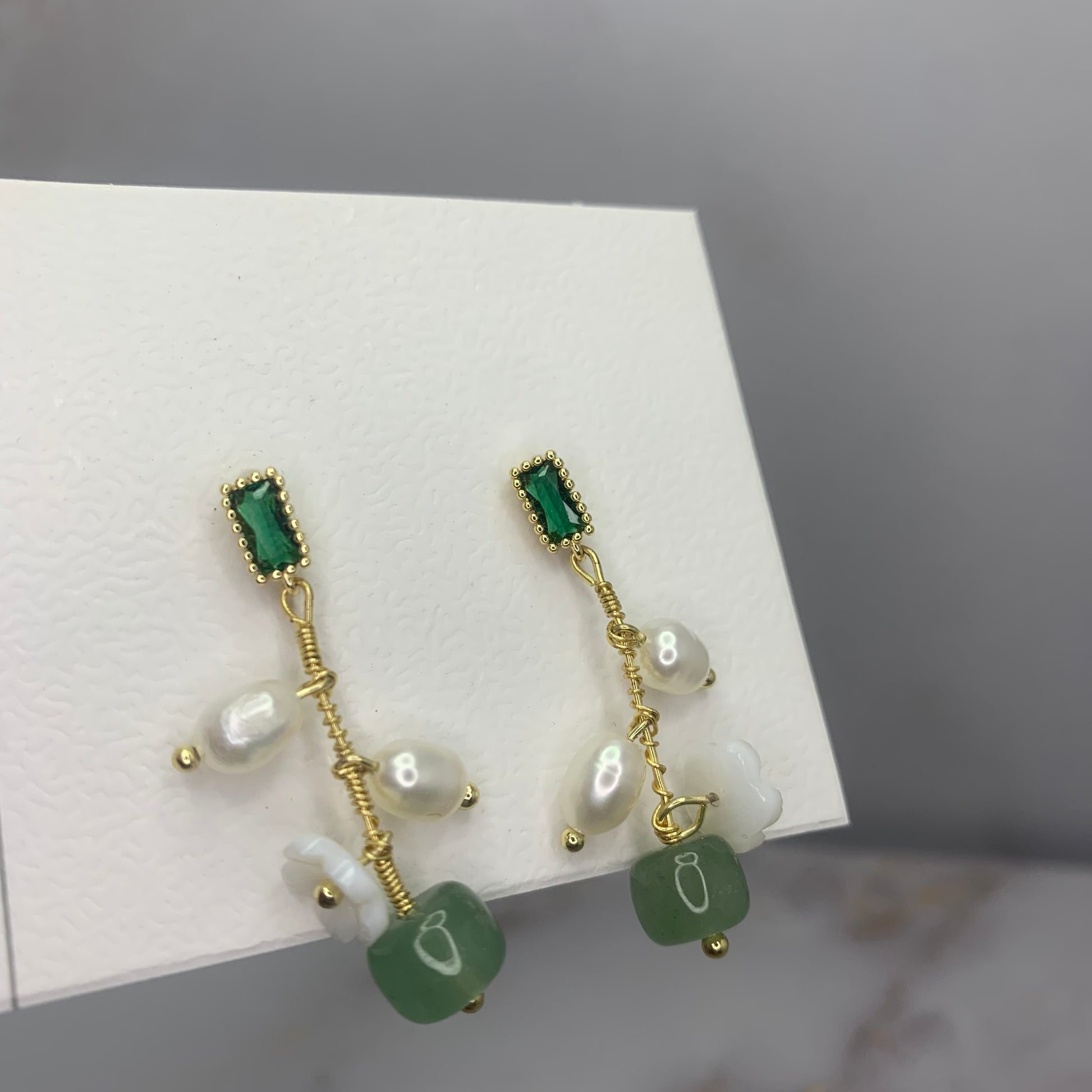 Oorbellen met Hetian jade en zoetwaterparels – handgemaakte elegante sieraden met spirituele betekenis