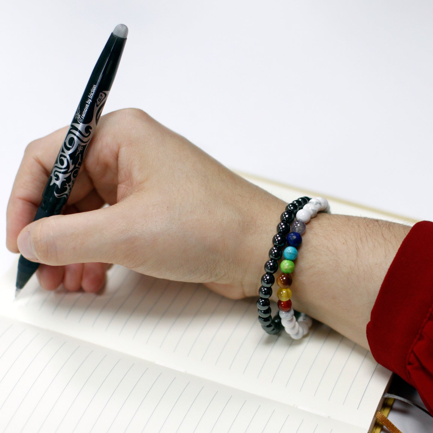 Pols met armbanden van natuurlijke halfedelstenen in 6mm, 8mm en 12mm formaten