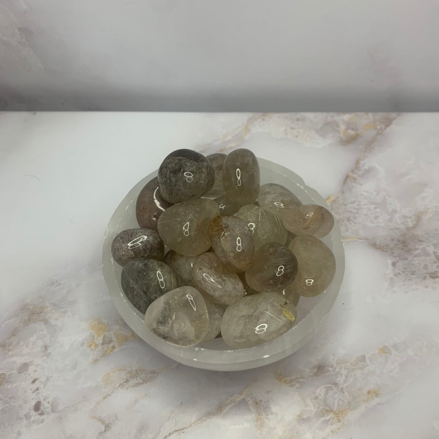 Rutielkwarts met goudkleurige naaldinsluitsels