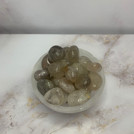 Rutielkwarts met goudkleurige naaldinsluitsels