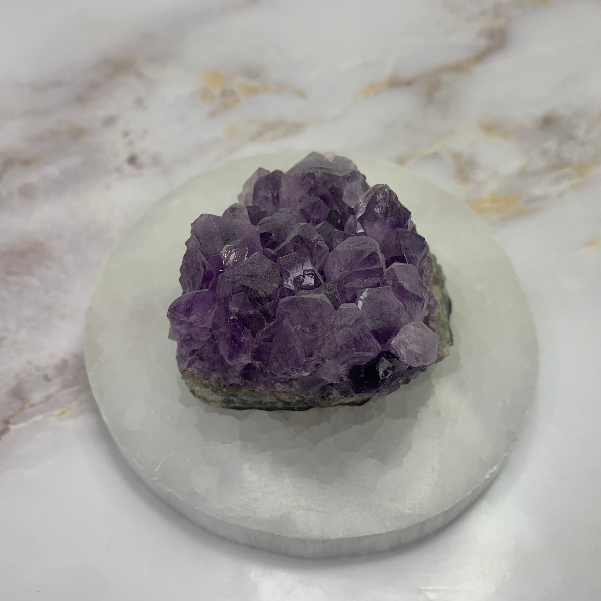 Ruwe amethist edelsteen met paarse kristalstructuren en natuurlijke vorm