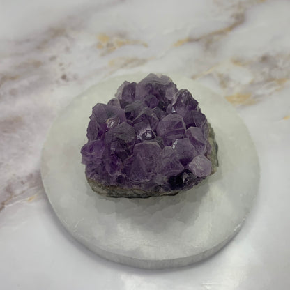 Ruwe amethist edelsteen met paarse kristalstructuren en natuurlijke vorm