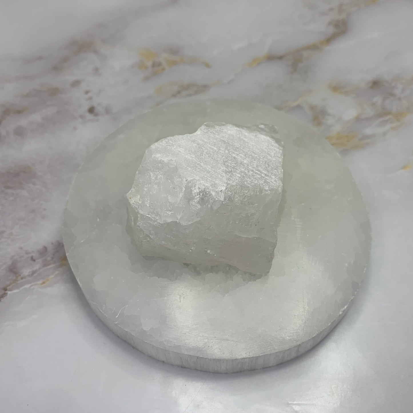 Ruwe bergkristal edelsteen met heldere kristalstructuren, natuurlijk en onbewerkt