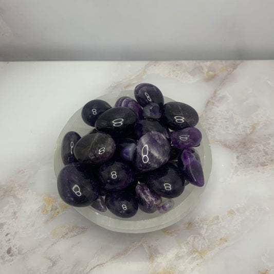 💎 Trommelsteen Amethist

Natuurlijke kracht in een gladde, gepolijste vorm

Onze Amethist &nbsp;zijn zorgvuldig geselecteerde, natuurzuivere edelstenen die zijn gepolijst tot een gladde, handvriendelijke vorm. Perfect om bij je te dragen, neer te leggen op je altaar of te gebruiken tijdens meditatie, yoga of helingswerk.

Amethist is een krachtige steen die je&nbsp;beschermt, zuivert&nbsp;en&nbsp;ontspant. Het brengt&nbsp;harmonie&nbsp;en&nbsp;innerlijke rust, en helpt je helder te denken. Het geeft inzich