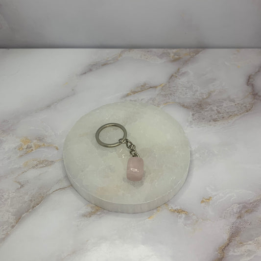 💎 Trommelsteen Rozenkwarts

Natuurlijke kracht in een gladde, gepolijste vorm

Onze Rozenkwarts zijn zorgvuldig geselecteerde, natuurzuivere edelstenen die zijn gepolijst tot een gladde, handvriendelijke vorm. Perfect om bij je te dragen, neer te leggen op je altaar of te gebruiken tijdens meditatie, yoga of helingswerk.

Rozenkwarts wordt traditioneel gezien als de steen van de liefde. En dan hebben we het niet alleen over romantische liefde, maar ook over de liefde voor familie en vrienden, spirituele li