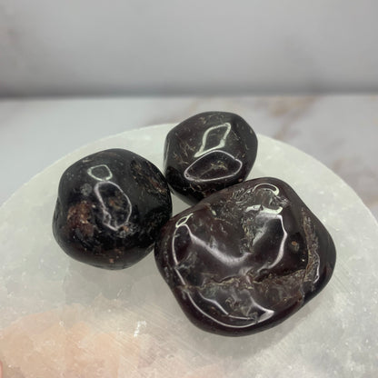 Trommelsteen granaat – natuurlijke steen voor wilskracht en doorzettingsvermogen