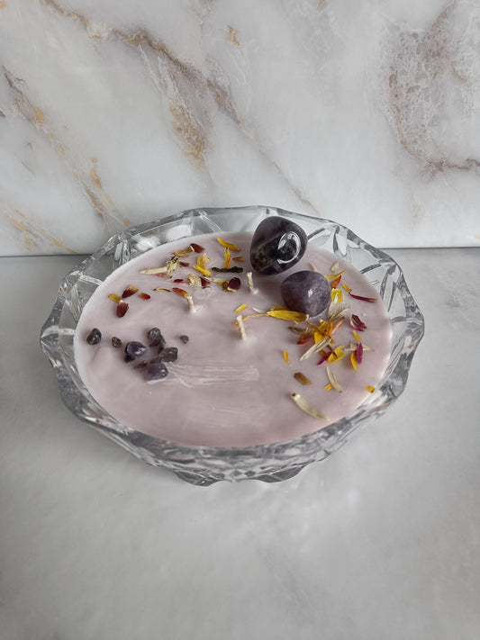 Handgemaakte geurkaars in keramieken pot met natuurlijke lont en zachte geur