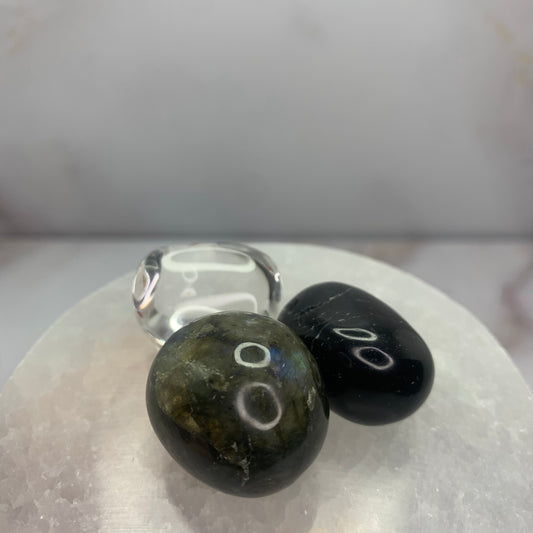 💎&nbsp;Edelstenen Set (3 stuks) voor Ondersteuning bij Emotie &amp; Welzijn

Jouw natuurlijke steun in moeilijke momenten

Ontdek de kracht van edelstenen met deze zorgvuldig samengestelde set van 3 natuurlijke kristallen, elk geselecteerd op hun helende eigenschappen. Of je nu worstelt met migraine, stress, slapeloosheid, angst of liefdesverdriet – deze set biedt zachte ondersteuning op energetisch niveau.

🤰 Verwachting: Rozenkwarts (liefde), Maansteen (balancerend), Mosagaat (aardend)
Elke steen is int