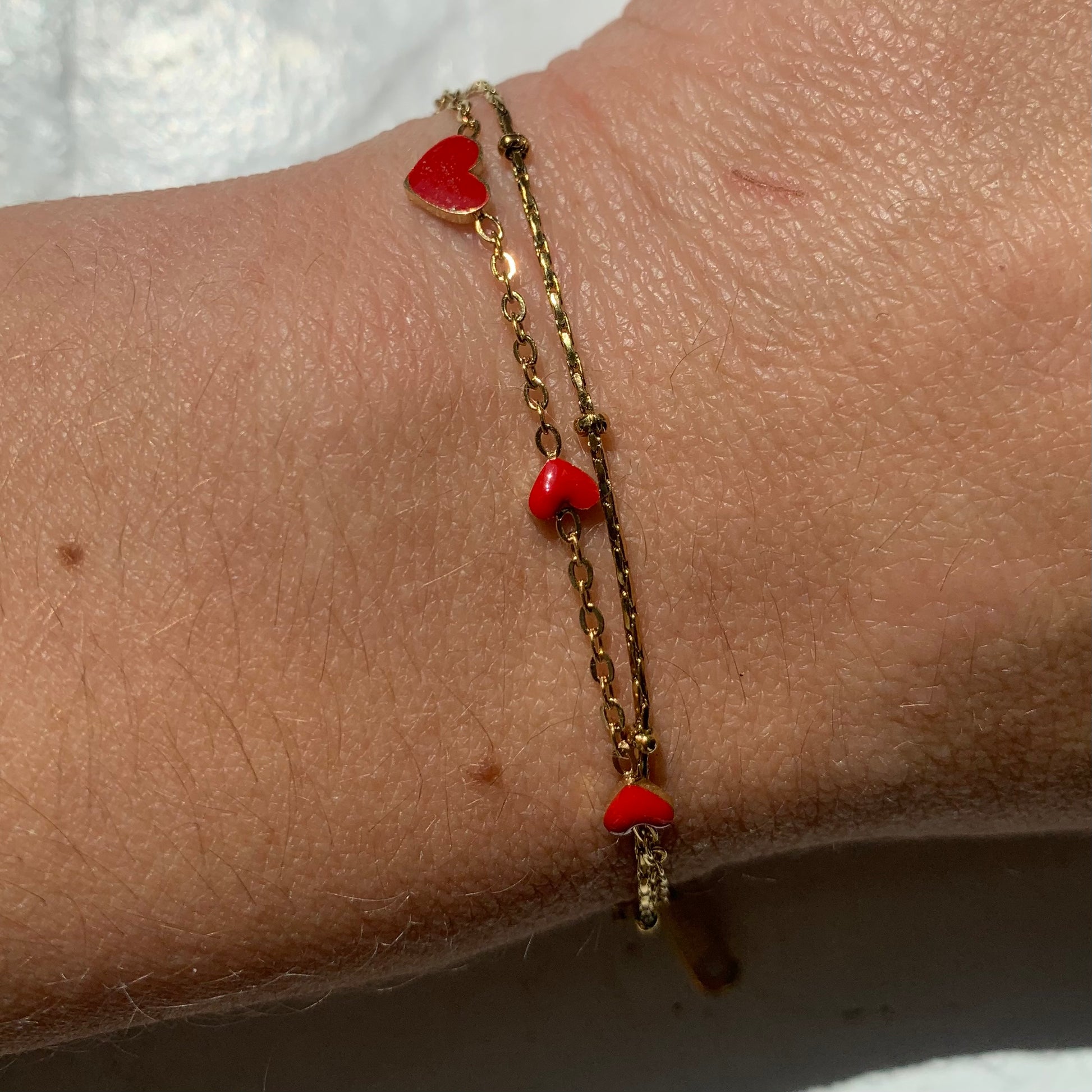 dubbele gouden armband mer rode hartjes 