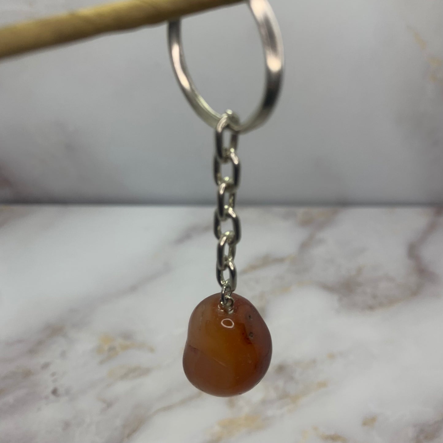 Carneool is een krachtige steen die je energie, moed en doorzettingsvermogen geeft. Het activeert en motiveert je, stimuleert je creativiteit en verhoogt je zelfvertrouwen en eigenwaarde. Het helpt je om voor jezelf op te komen, en kan ondersteuning bieden bij problemen gerelateerd aan misbruik of mishandeling.