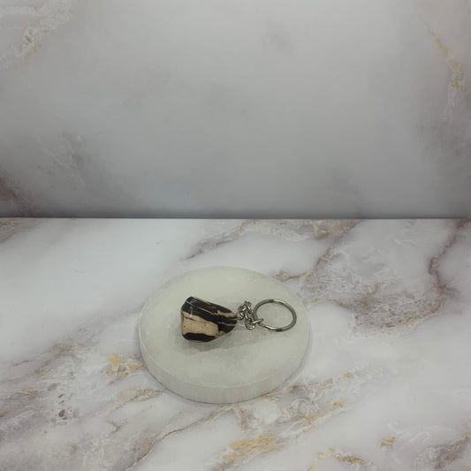 Jaspis helpt je jouw&nbsp;doelen waarmaken&nbsp;en ideeën omzetten in actie. Het maakt strijdlustig, daadkrachtig, volhardend, vastberaden en helpt je ergens&nbsp;100% voor te gaan. Jaspis helpt je ook voor&nbsp;jezelf opkomen&nbsp;en&nbsp;geeft moed, maakt je weerbaar en assertief en vermindert angst voor conflicten.