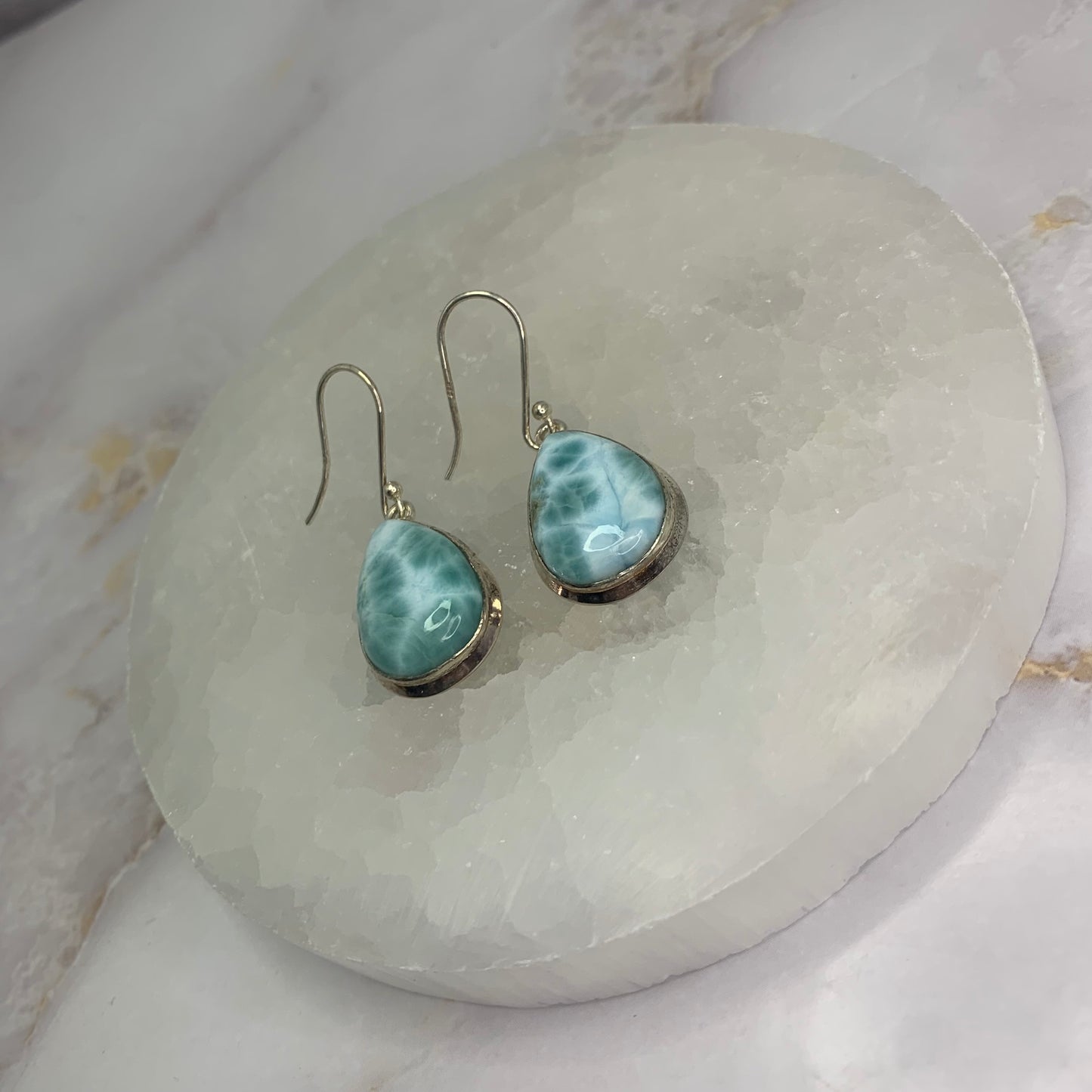 ✨ Larimar Oorbellen

Jouw stijl. Jouw energie. Jouw keuze.

Laat je persoonlijkheid stralen met onze handgemaakte edelsteen oorbellen – volledig aanpasbaar naar jouw smaak en energiebehoefte. Kies zelf je favoriete edelsteen, kleur en stijl en creëer zo unieke oorbellen die passen bij jouw mood, outfit of intentie.

Van zachte rozenkwarts voor liefde, tot beschermende zwarte toermalijn of intuïtieve maansteen: er is altijd een combinatie die bij jou past. De oorbellen zijn beschikbaar in verguld goud of zil