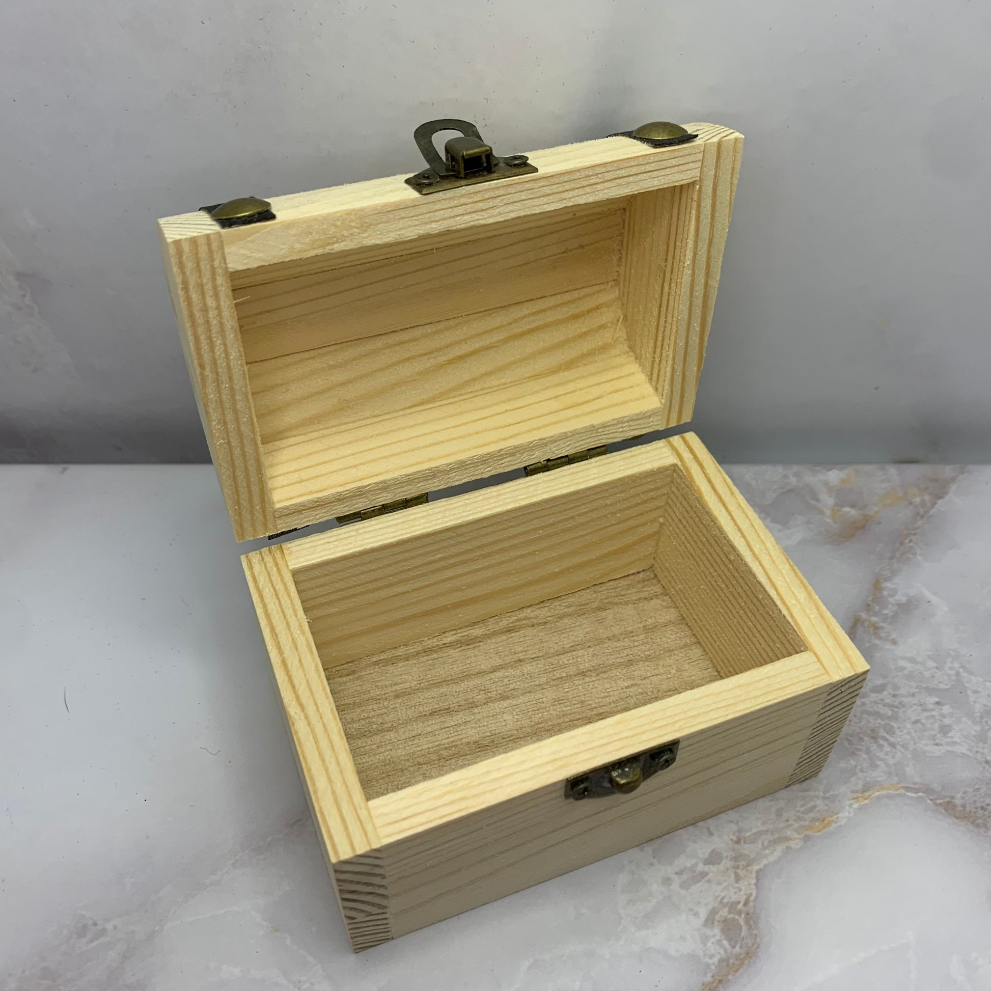 🌟 Leeg houten schatkistje – klein, decoratief en vol mogelijkheden

Dit mini houten schatkistje is de perfecte bewaarplek voor edelstenen, sieraden, briefjes of andere kleine schatten. Gemaakt van lichtgewicht hout en afgewerkt met een klassieke metalen sluiting, past dit kistje in elk interieur of altaar. Laat je creativiteit de vrije loop – vul het zelf met wat jij bijzonder vindt.

Kenmerken:

Compact houten kistje met metalen sluiting

Ideaal voor edelstenen, sieraden of kleine herinneringen

Ook leuk 