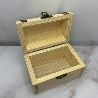 🌟 Leeg houten schatkistje – klein, decoratief en vol mogelijkheden

Dit mini houten schatkistje is de perfecte bewaarplek voor edelstenen, sieraden, briefjes of andere kleine schatten. Gemaakt van lichtgewicht hout en afgewerkt met een klassieke metalen sluiting, past dit kistje in elk interieur of altaar. Laat je creativiteit de vrije loop – vul het zelf met wat jij bijzonder vindt.

Kenmerken:

Compact houten kistje met metalen sluiting

Ideaal voor edelstenen, sieraden of kleine herinneringen

Ook leuk 