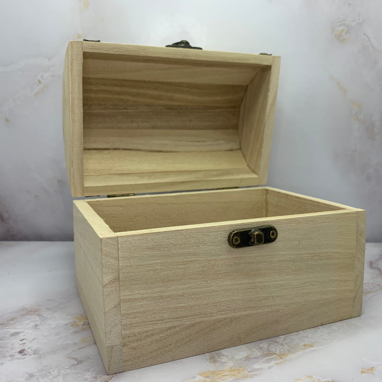 🌟 Leeg houten schatkistje – klein, decoratief en vol mogelijkheden

Dit mini houten schatkistje is de perfecte bewaarplek voor edelstenen, sieraden, briefjes of andere kleine schatten. Gemaakt van lichtgewicht hout en afgewerkt met een klassieke metalen sluiting, past dit kistje in elk interieur of altaar. Laat je creativiteit de vrije loop – vul het zelf met wat jij bijzonder vindt.

Kenmerken:

Compact houten kistje met metalen sluiting

Ideaal voor edelstenen, sieraden of kleine herinneringen

Ook leuk 