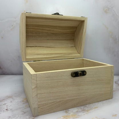 🌟 Leeg houten schatkistje – klein, decoratief en vol mogelijkheden

Dit mini houten schatkistje is de perfecte bewaarplek voor edelstenen, sieraden, briefjes of andere kleine schatten. Gemaakt van lichtgewicht hout en afgewerkt met een klassieke metalen sluiting, past dit kistje in elk interieur of altaar. Laat je creativiteit de vrije loop – vul het zelf met wat jij bijzonder vindt.

Kenmerken:

Compact houten kistje met metalen sluiting

Ideaal voor edelstenen, sieraden of kleine herinneringen

Ook leuk 