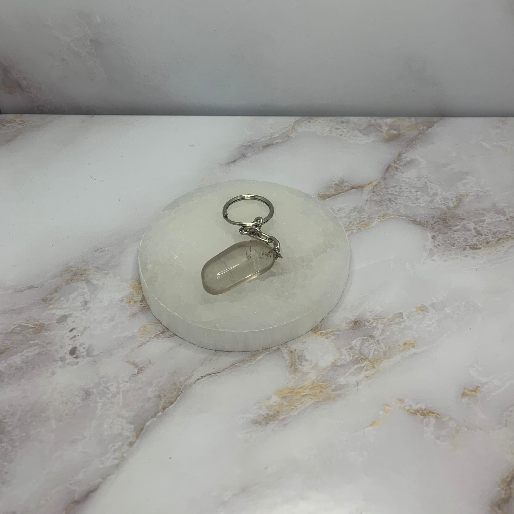 Bergkristal heeft een sterke genezende en reinigende werking. Het ondersteunt bij healing, energetische therapie en spiritueel werk. De steen beschermt tegen negatieve invloeden zoals straling en milieuvervuiling.
