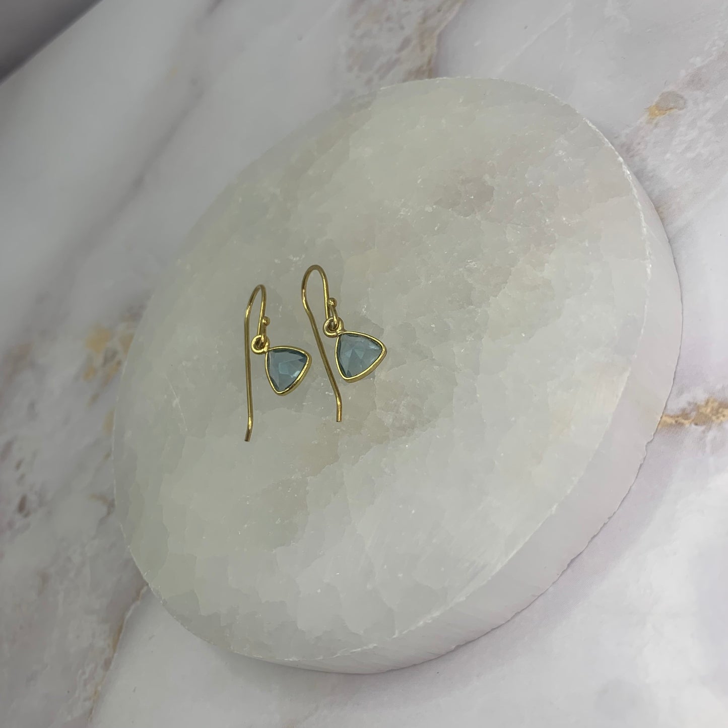 ✨ Blauwe Kwarts Oorbellen

Jouw stijl. Jouw energie. Jouw keuze.

Laat je persoonlijkheid stralen met onze handgemaakte edelsteen oorbellen – volledig aanpasbaar naar jouw smaak en energiebehoefte. Kies zelf je favoriete edelsteen, kleur en stijl en creëer zo unieke oorbellen die passen bij jouw mood, outfit of intentie.

Van zachte rozenkwarts voor liefde, tot beschermende zwarte toermalijn of intuïtieve maansteen: er is altijd een combinatie die bij jou past. De oorbellen zijn beschikbaar in verguld goud 