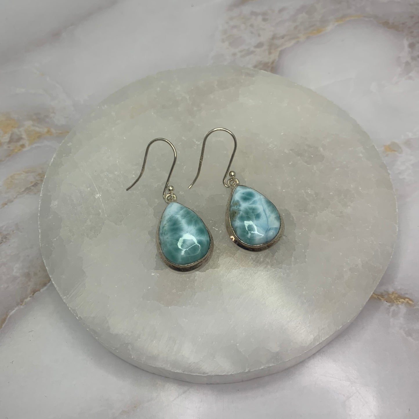 ✨ Larimar Oorbellen

Jouw stijl. Jouw energie. Jouw keuze.

Laat je persoonlijkheid stralen met onze handgemaakte edelsteen oorbellen – volledig aanpasbaar naar jouw smaak en energiebehoefte. Kies zelf je favoriete edelsteen, kleur en stijl en creëer zo unieke oorbellen die passen bij jouw mood, outfit of intentie.

Van zachte rozenkwarts voor liefde, tot beschermende zwarte toermalijn of intuïtieve maansteen: er is altijd een combinatie die bij jou past. De oorbellen zijn beschikbaar in verguld goud of zil