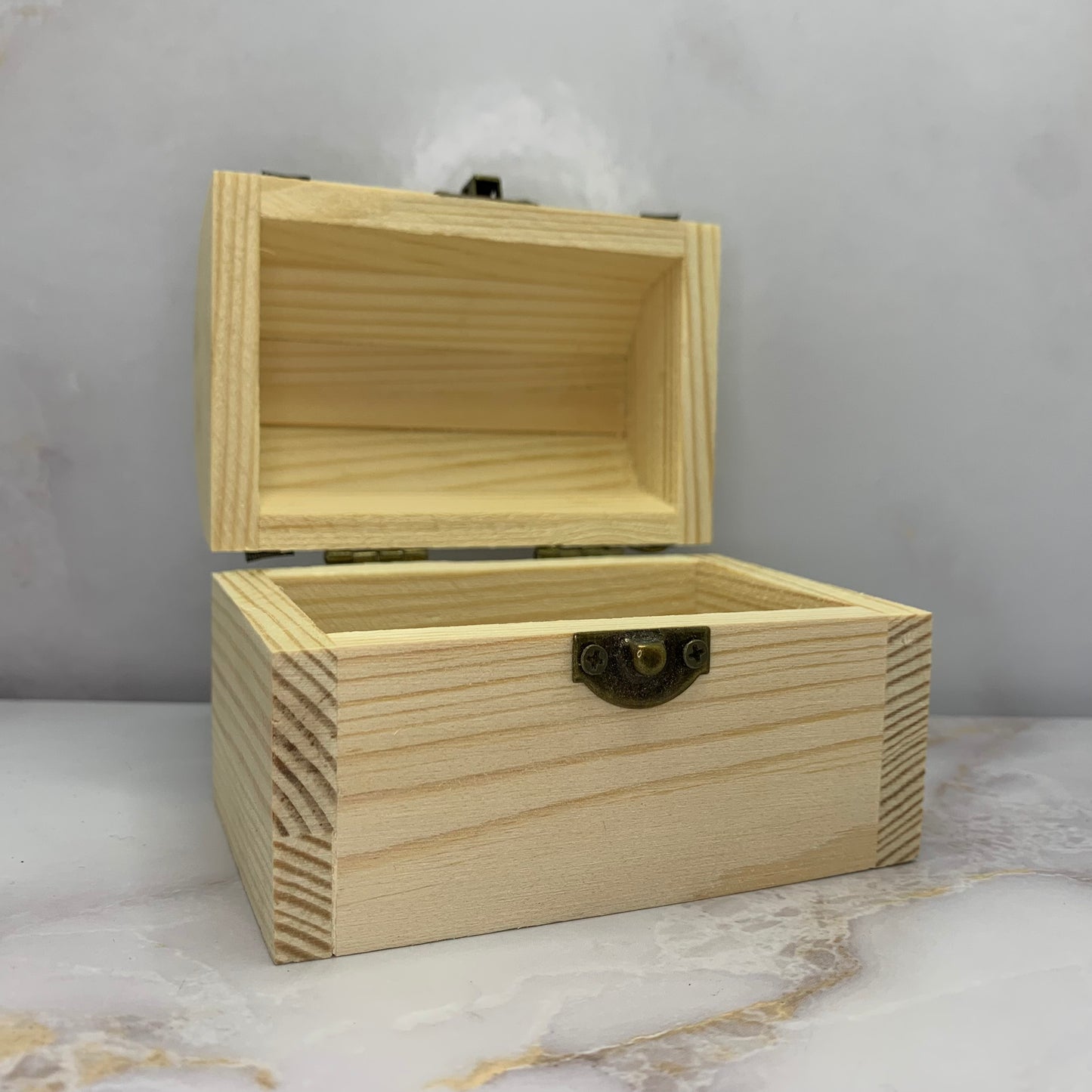 🌟 Leeg houten schatkistje – klein, decoratief en vol mogelijkheden

Dit mini houten schatkistje is de perfecte bewaarplek voor edelstenen, sieraden, briefjes of andere kleine schatten. Gemaakt van lichtgewicht hout en afgewerkt met een klassieke metalen sluiting, past dit kistje in elk interieur of altaar. Laat je creativiteit de vrije loop – vul het zelf met wat jij bijzonder vindt.

Kenmerken:

Compact houten kistje met metalen sluiting

Ideaal voor edelstenen, sieraden of kleine herinneringen

Ook leuk 