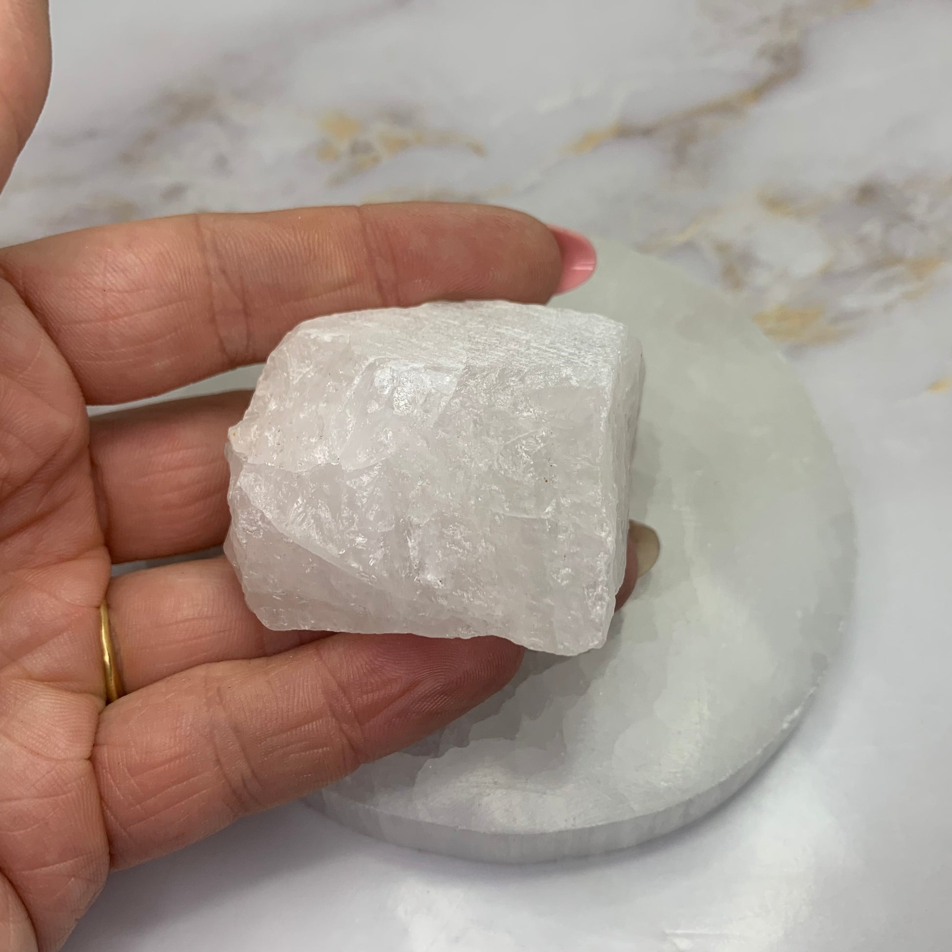 Ruwe bergkristal edelsteen met heldere kristalstructuren, natuurlijk en onbewerkt