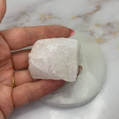 Ruwe bergkristal edelsteen met heldere kristalstructuren, natuurlijk en onbewerkt