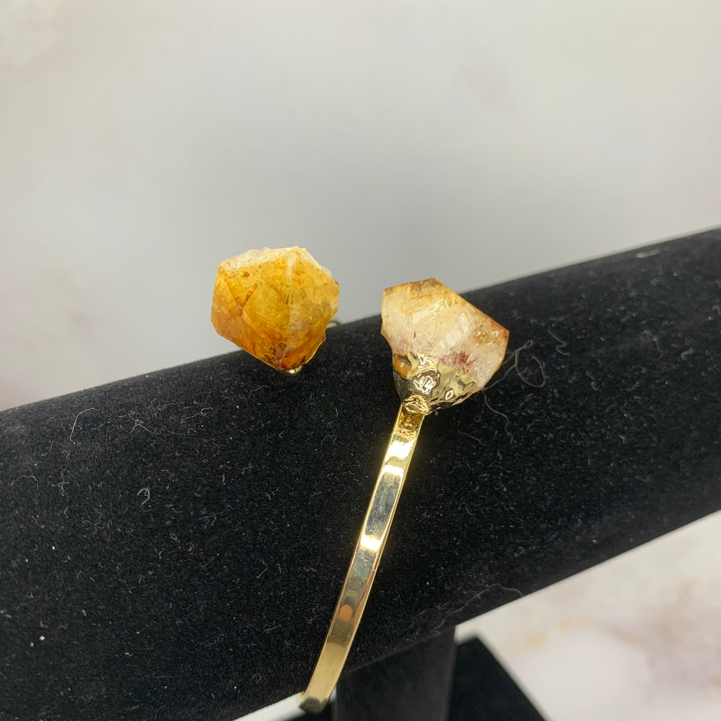 Handgemaakte Trien armband met plakgoud en citrien splitstenen – luxe en zonnige edelsteenarmband