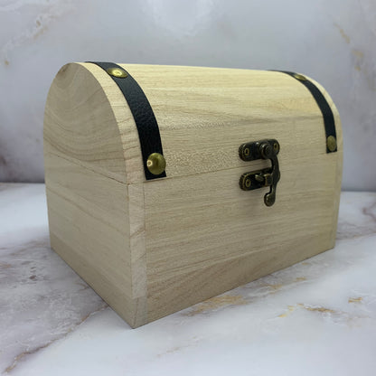 🌟 Leeg houten schatkistje – klein, decoratief en vol mogelijkheden

Dit mini houten schatkistje is de perfecte bewaarplek voor edelstenen, sieraden, briefjes of andere kleine schatten. Gemaakt van lichtgewicht hout en afgewerkt met een klassieke metalen sluiting, past dit kistje in elk interieur of altaar. Laat je creativiteit de vrije loop – vul het zelf met wat jij bijzonder vindt.

Kenmerken:

Compact houten kistje met metalen sluiting

Ideaal voor edelstenen, sieraden of kleine herinneringen

Ook leuk 