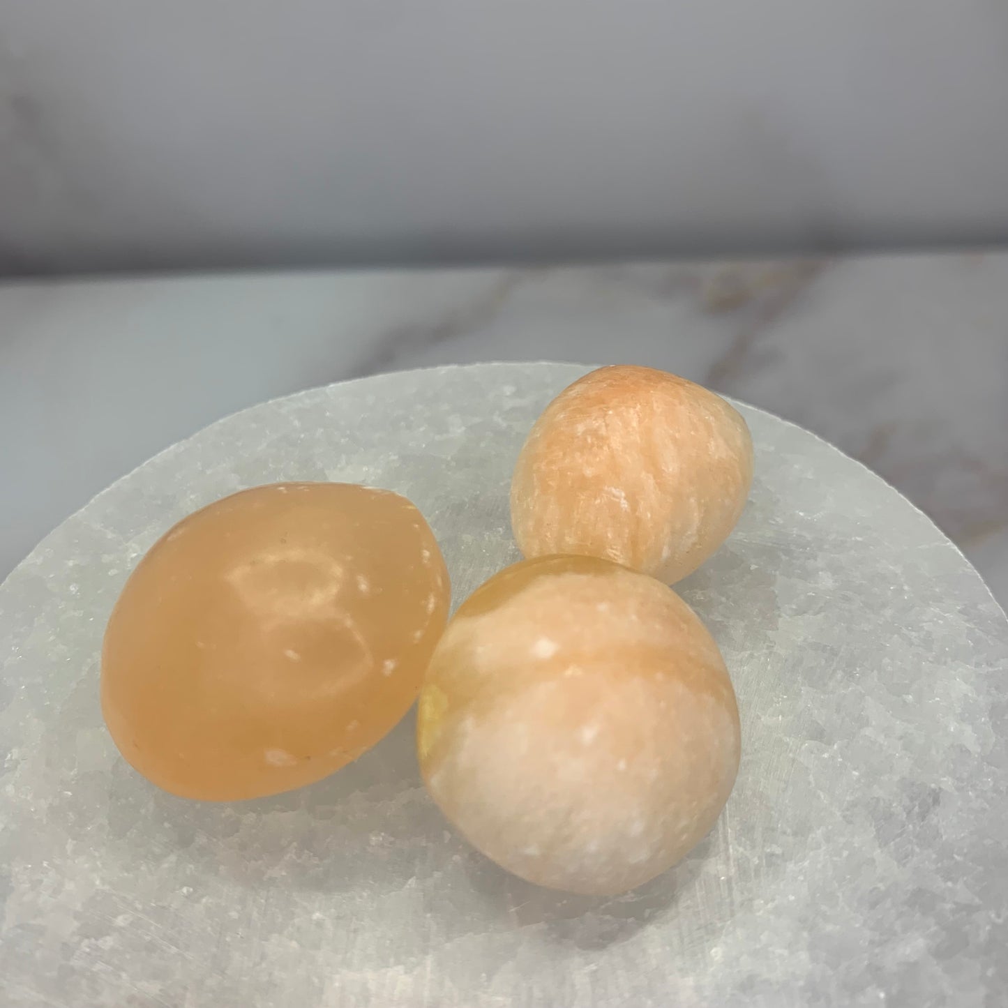 oranje seleniet - gepolijste trommelsteen afkomstig van Marokko