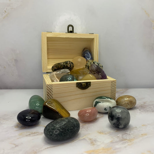 houten schatkistje gevuld met trommelsteentjes, een ideaal cadeau 