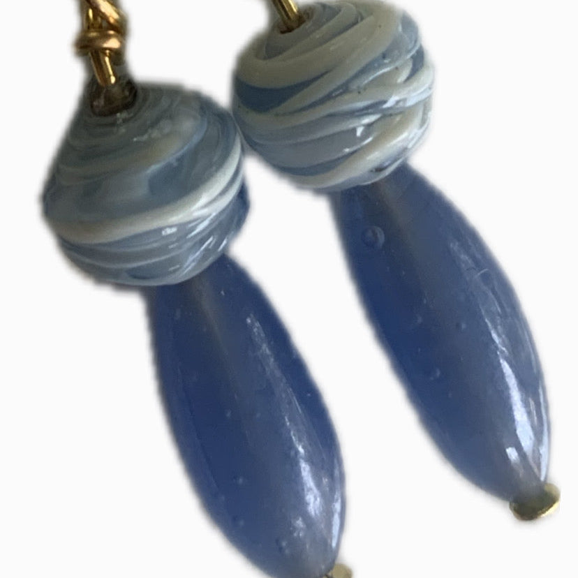 lichtblauwe met goud afgewerkte oorbellen 