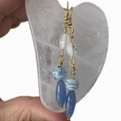 lichtblauwe met goud afgewerkte oorbellen 