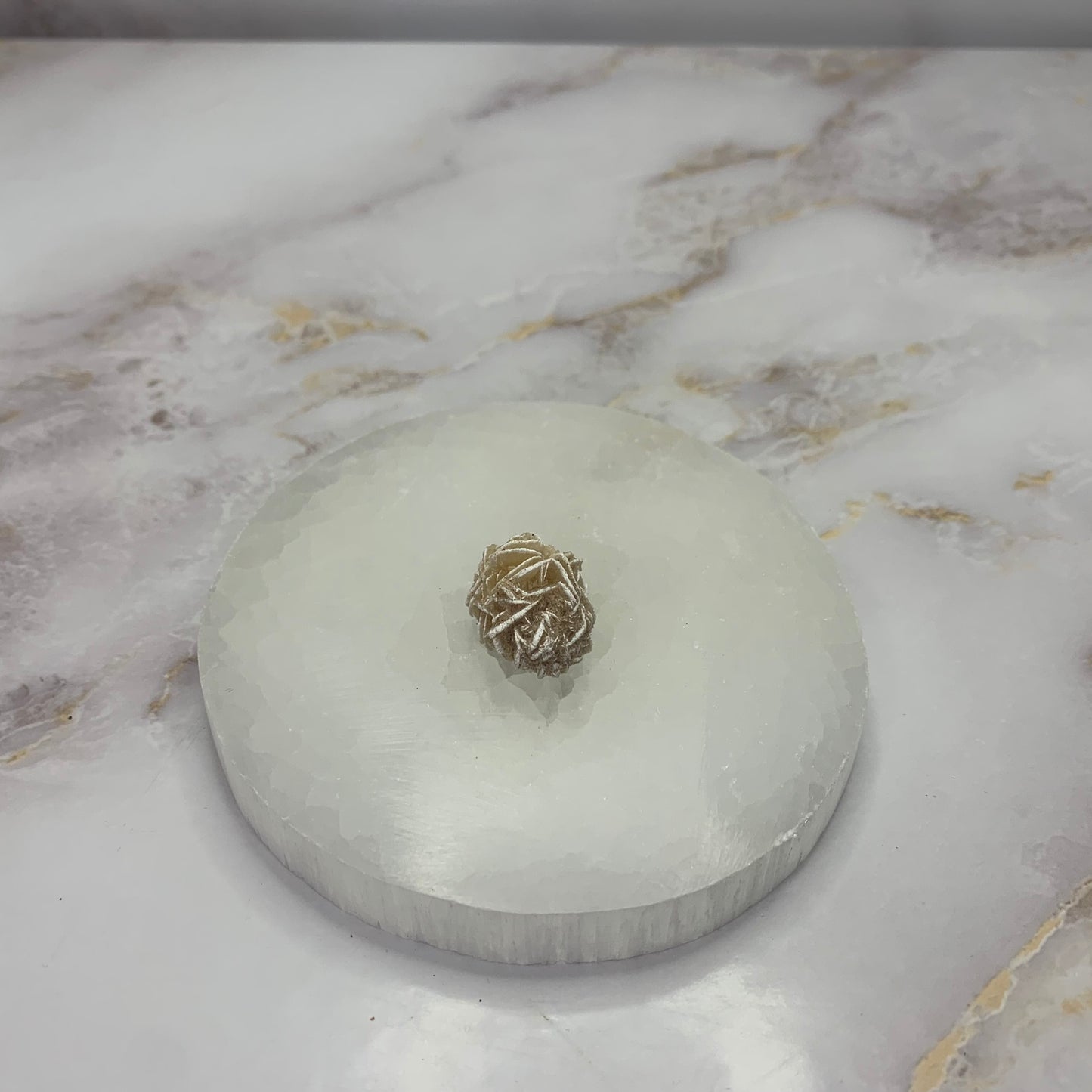 🏜️&nbsp;Woestijnroos – Mystieke kristal uit de woestijn

De woestijnroos is een uniek natuurlijk kristal dat ontstaat wanneer zand, wind en water eeuwenlang samenwerken in droge gebieden. Deze prachtige steen heeft een rozetvormige structuur en straalt rust, helderheid en zachtheid uit.

Een symbool van innerlijke balans, zelfvertrouwen en transformatie. Ideaal als decoratief object of spirituele steen voor op je altaar, nachtkastje of werkplek.

✨&nbsp;Kenmerken

100% natuurlijk gevormde zandroos

Vormt z