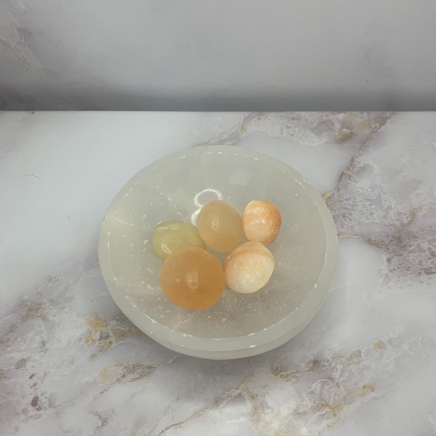 oranje seleniet - gepolijste trommelsteen afkomstig van Marokko