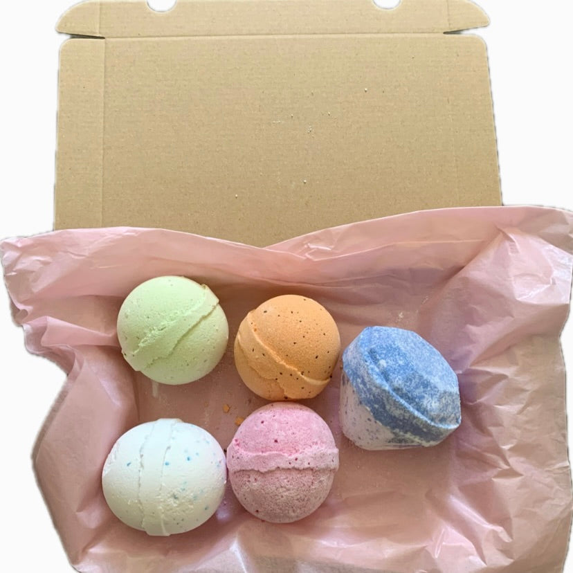 Gemma - Gemdroom - de winkel voor al je edelstenen, handgemaakte keramiek, kaarsen juwelen; 2 edelstaanarmbanden badbommen en 1 verrassingsbadbom gratis. keuze uit verschillende kleuren en geuren. kinderen, volwassenen, magische ervaring, unieke selfcare ervaring.