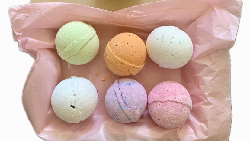 Gemma - Gemdroom - de winkel voor al je edelstenen, handgemaakte keramiek, kaarsen juwelen; 2 edelstaanarmbanden badbommen en 1 verrassingsbadbom gratis. keuze uit verschillende kleuren en geuren. kinderen, volwassenen, magische ervaring, unieke selfcare ervaring.