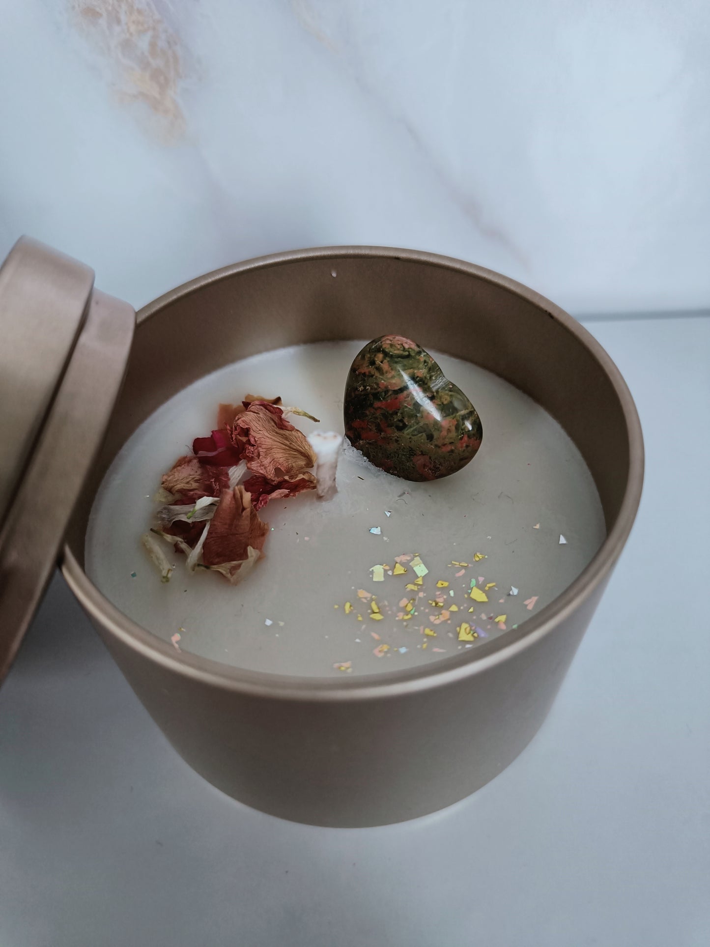 🕯️ Geurkaarsen – Handgemaakte Kaarsen voor Warmte &amp; Welzijn

Ontdek de kracht van geur en sfeer met onze handgemaakte geurkaarsen. Elke kaars wordt zorgvuldig gegoten met natuurlijke was en verrijkt met hoogwaardige geuroliën die je zintuigen prikkelen. Of je nu kiest voor ontspannende lavendel, frisse eucalyptus of warme vanille: onze kaarsen creëren een rustgevende en uitnodigende sfeer in elke ruimte.

Perfect voor zelfzorgmomenten, meditatie, badtijd of als stijlvol cadeau. Dankzij het elegante ont