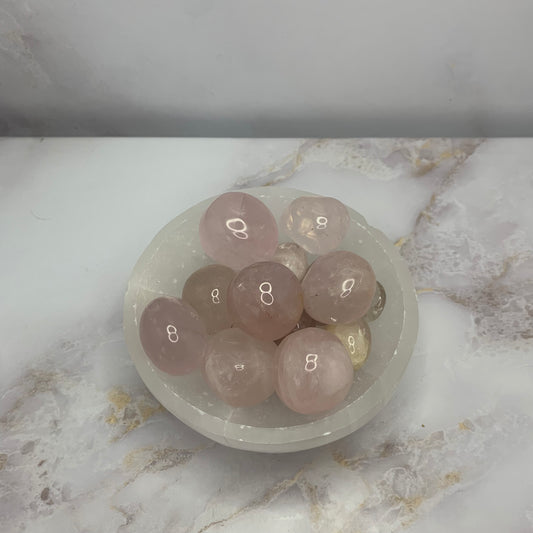 zachte roze rozenkwarts trommelsteen